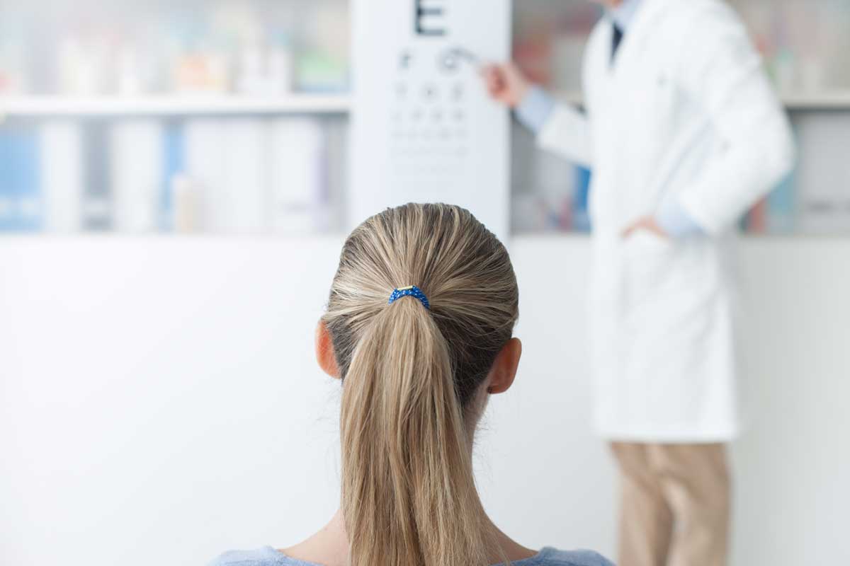 femme-examens-de-vue accompagnement lentilles de contact