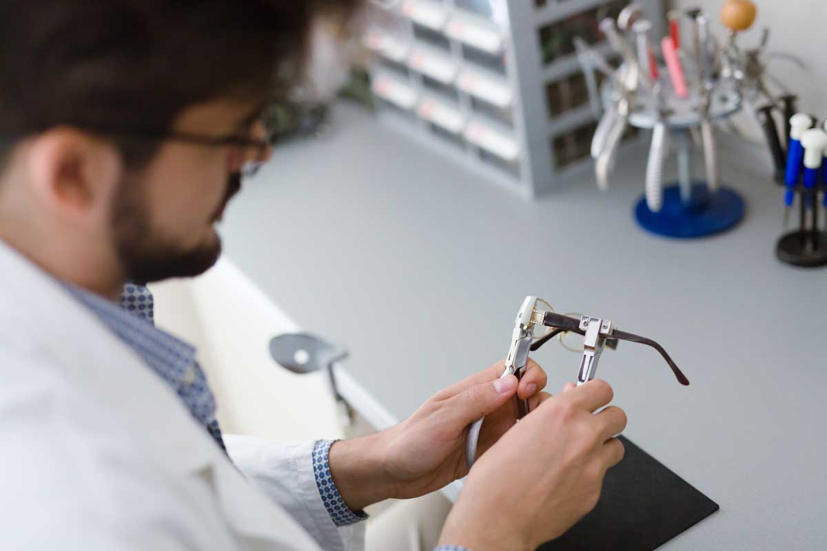 opticien-ajustant-des-lunettes accompagnement lentilles de contact